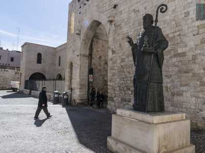 ...dal portico �dei Pellegrini�, scandito da cinque arcate e l�ogivale arco angioino. E� fiancheggiato dal 2003 da una statua bronzea del patrono di Bari: un dono del premier russo Vladimir Putin alla citt�